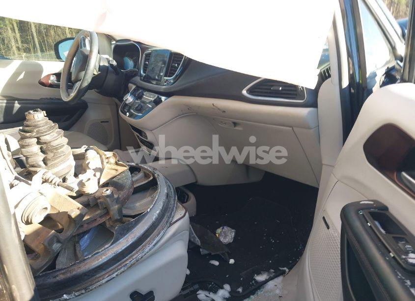 Photo 5 of 2017 Chrysler Pacifica LIMITED (VIN 2C4RC1GG4HR668778)