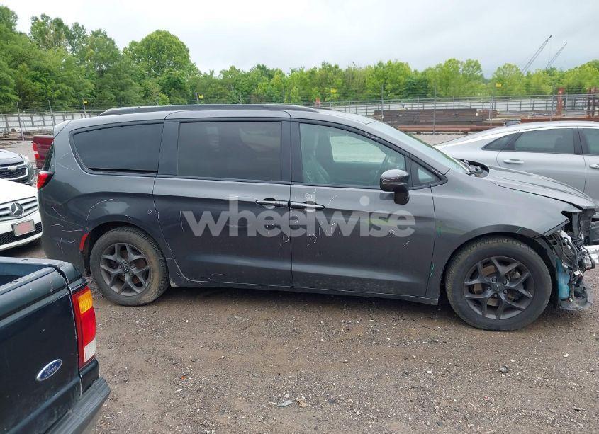 Photo 13 of 2018 Chrysler Pacifica LIMITED (VIN 2C4RC1GG4JR295389)