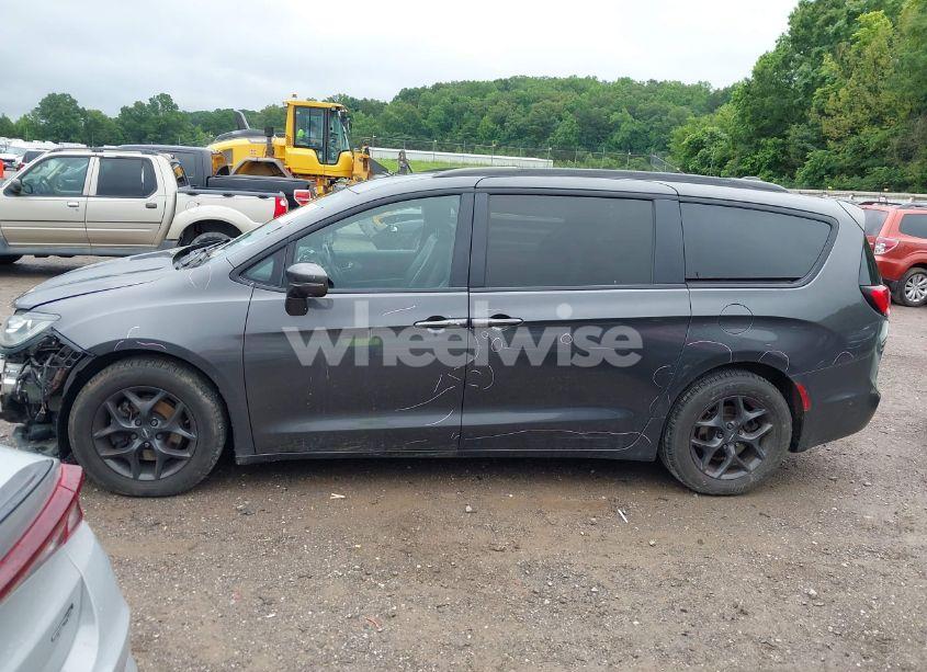 Photo 14 of 2018 Chrysler Pacifica LIMITED (VIN 2C4RC1GG4JR295389)