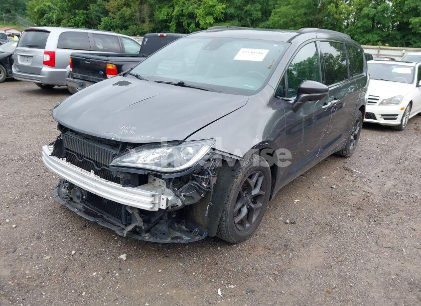 Photo 2 of 2018 Chrysler Pacifica LIMITED (VIN 2C4RC1GG4JR295389)