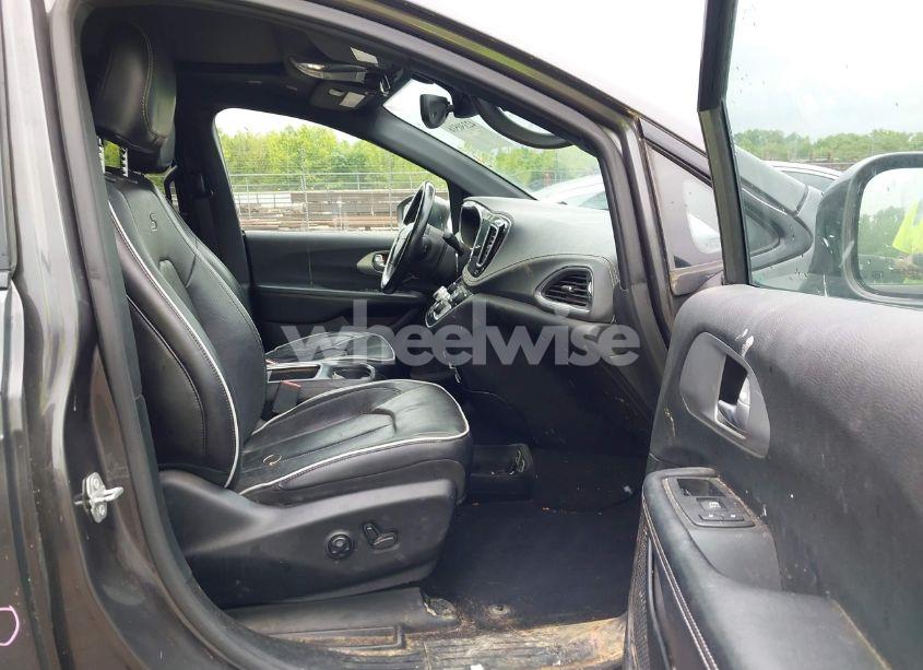 Photo 5 of 2018 Chrysler Pacifica LIMITED (VIN 2C4RC1GG4JR295389)