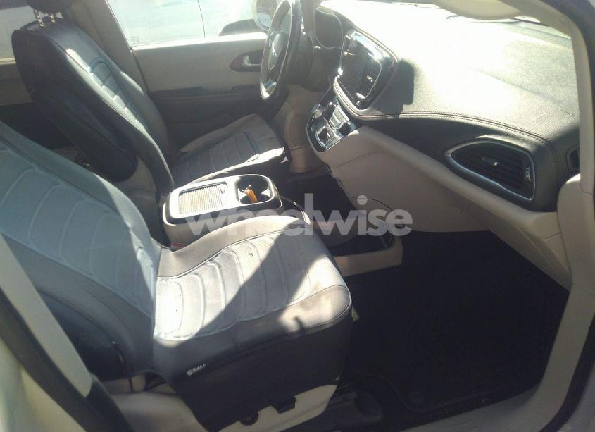 Photo 5 of 2020 Chrysler Pacifica LIMITED (VIN 2C4RC1GG4LR127724)