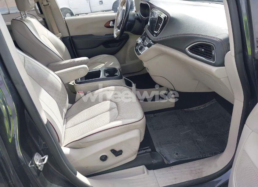 Photo 5 of 2020 Chrysler Pacifica LIMITED (VIN 2C4RC1GG4LR156463)