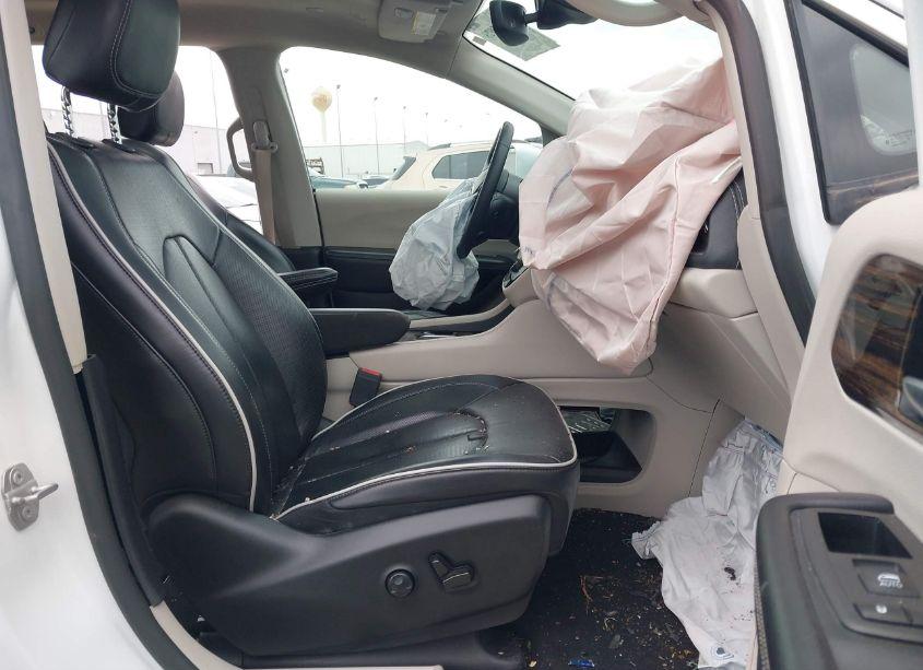 Photo 5 of 2022 Chrysler Pacifica LIMITED (VIN 2C4RC1GG4NR195024)