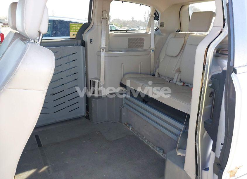 Photo 8 of 2012 Chrysler Town & COUNTRY LIMITED (VIN 2C4RC1GG5CR327365)