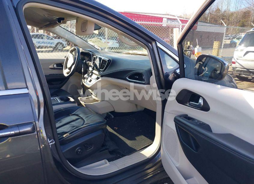 Photo 5 of 2018 Chrysler Pacifica LIMITED (VIN 2C4RC1GG5JR117166)