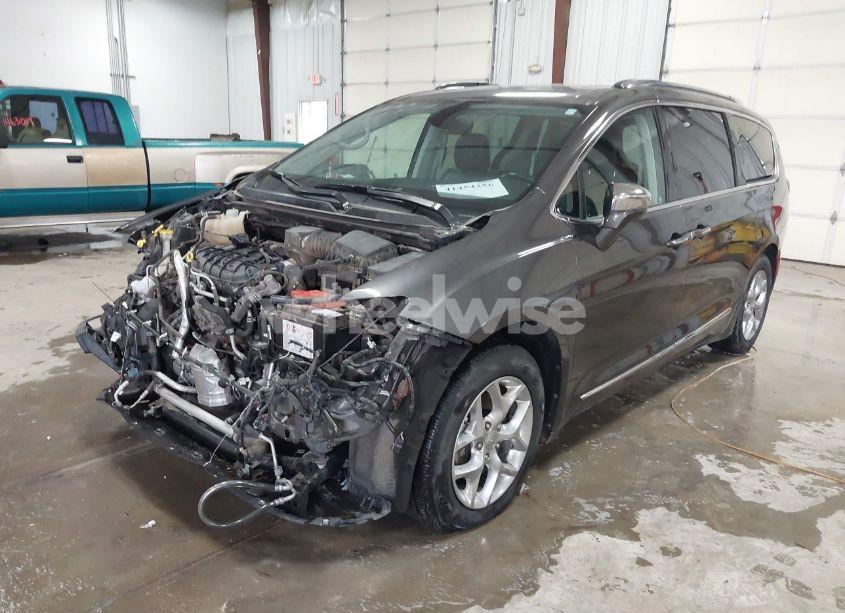 Photo 2 of 2019 Chrysler Pacifica LIMITED (VIN 2C4RC1GG5KR569779)