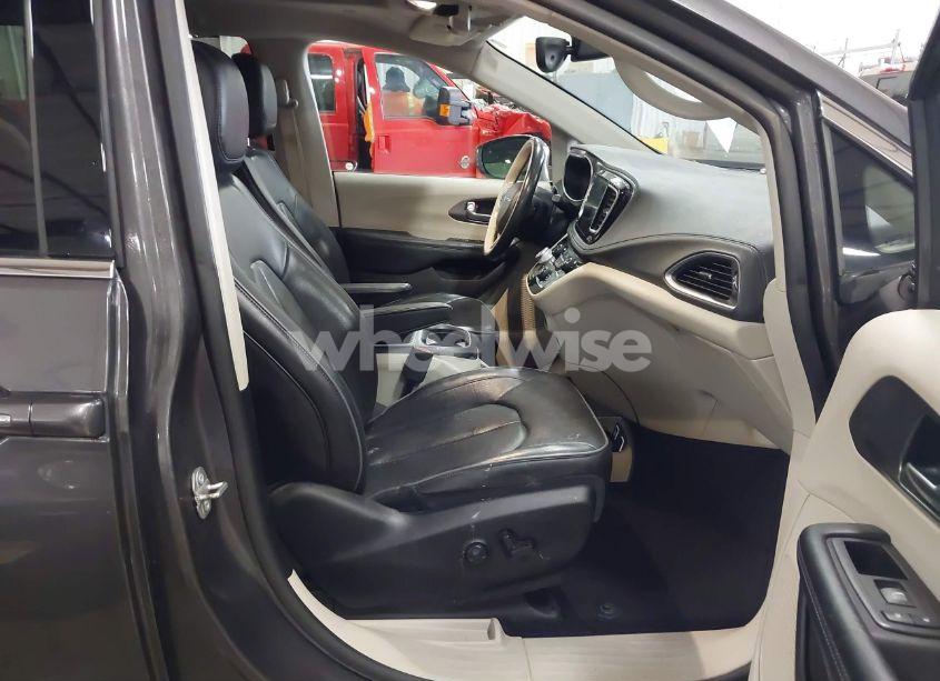 Photo 5 of 2019 Chrysler Pacifica LIMITED (VIN 2C4RC1GG5KR569779)