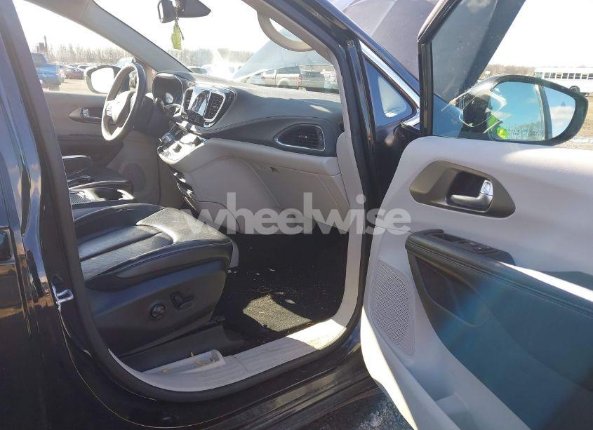 Photo 5 of 2019 Chrysler Pacifica LIMITED (VIN 2C4RC1GG5KR720572)