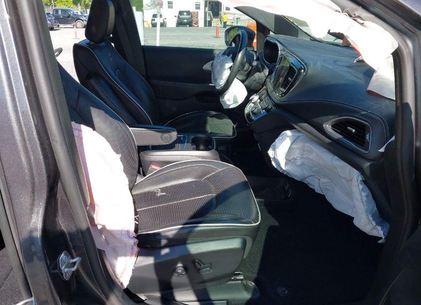 Photo 5 of 2020 Chrysler Pacifica LIMITED (VIN 2C4RC1GG5LR103514)