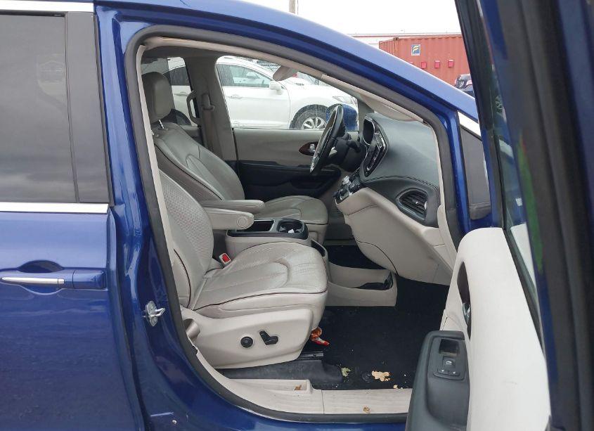 Photo 5 of 2020 Chrysler Pacifica LIMITED (VIN 2C4RC1GG5LR284422)