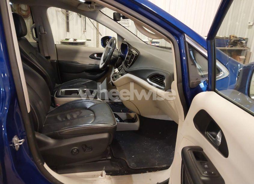 Photo 5 of 2020 Chrysler Pacifica LIMITED (VIN 2C4RC1GG5LR284873)