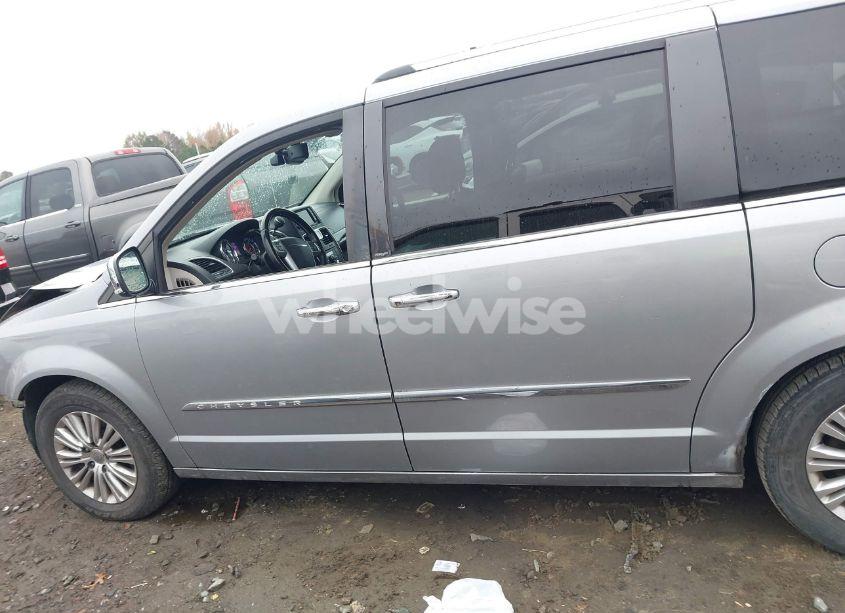 Photo 15 of 2013 Chrysler Town & COUNTRY LIMITED (VIN 2C4RC1GG6DR737741)