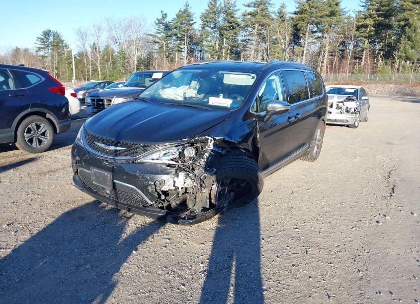 Photo 2 of 2018 Chrysler Pacifica LIMITED (VIN 2C4RC1GG6JR109206)