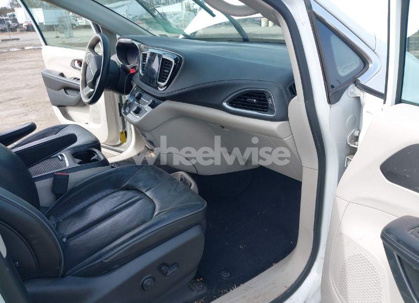 Photo 5 of 2018 Chrysler Pacifica LIMITED (VIN 2C4RC1GG6JR269098)