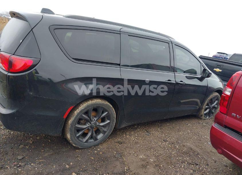 Photo 13 of 2018 Chrysler Pacifica LIMITED (VIN 2C4RC1GG6JR351865)