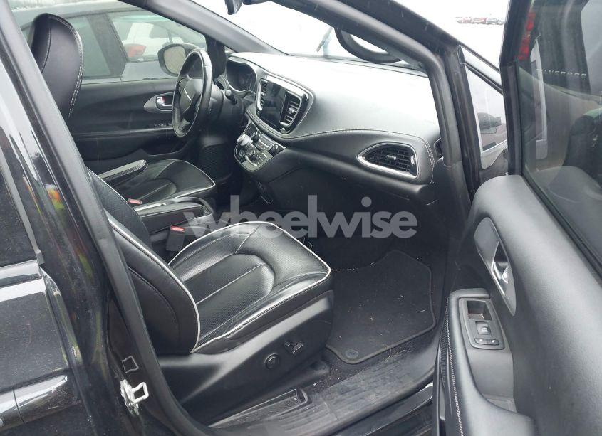 Photo 5 of 2018 Chrysler Pacifica LIMITED (VIN 2C4RC1GG6JR351865)