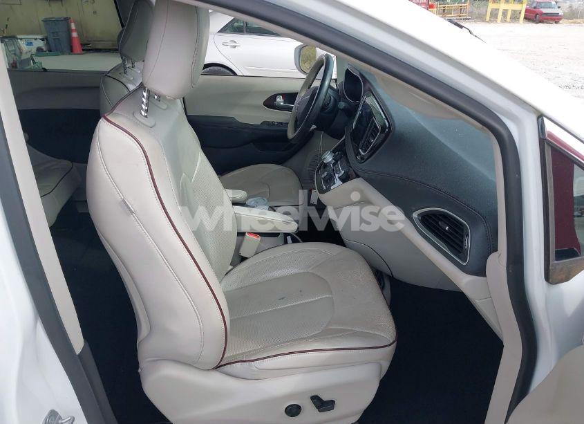 Photo 5 of 2019 Chrysler Pacifica LIMITED (VIN 2C4RC1GG6KR552067)