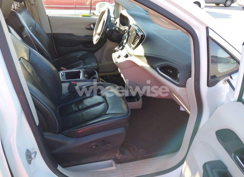 Photo 5 of 2019 Chrysler Pacifica LIMITED (VIN 2C4RC1GG6KR730513)