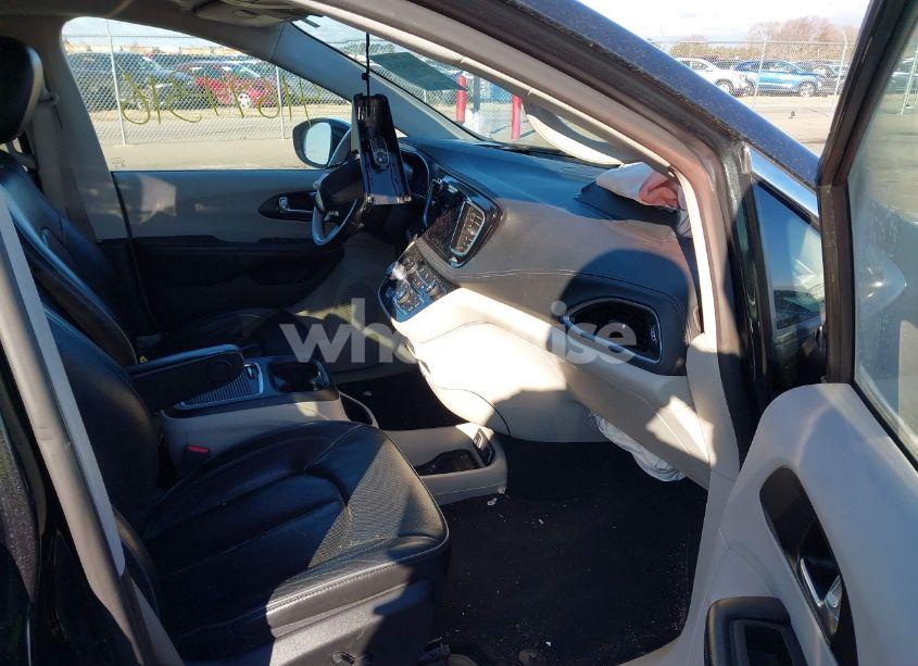 Photo 5 of 2020 Chrysler Pacifica LIMITED (VIN 2C4RC1GG6LR114215)