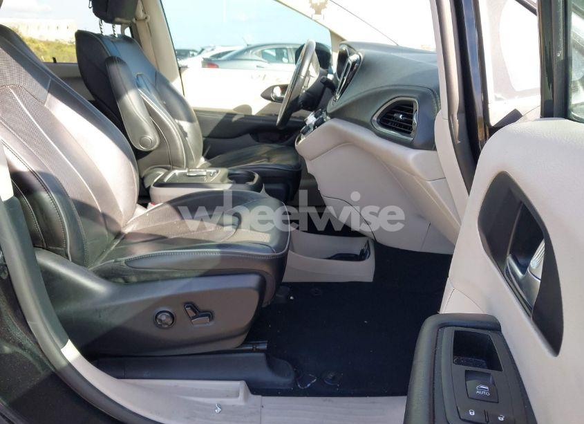 Photo 5 of 2020 Chrysler Pacifica LIMITED (VIN 2C4RC1GG6LR192445)