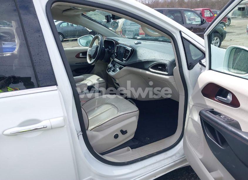 Photo 5 of 2020 Chrysler Pacifica LIMITED (VIN 2C4RC1GG6LR285711)