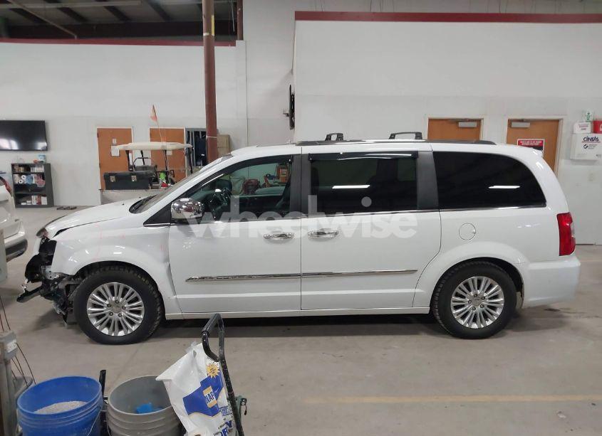 Photo 15 of 2014 Chrysler Town & COUNTRY LIMITED (VIN 2C4RC1GG7ER178802)