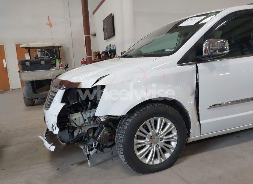 Photo 6 of 2014 Chrysler Town & COUNTRY LIMITED (VIN 2C4RC1GG7ER178802)