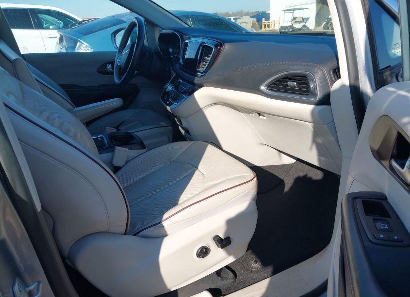 Photo 5 of 2017 Chrysler Pacifica LIMITED (VIN 2C4RC1GG7HR504313)