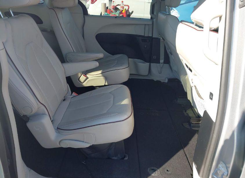 Photo 8 of 2017 Chrysler Pacifica LIMITED (VIN 2C4RC1GG7HR504313)