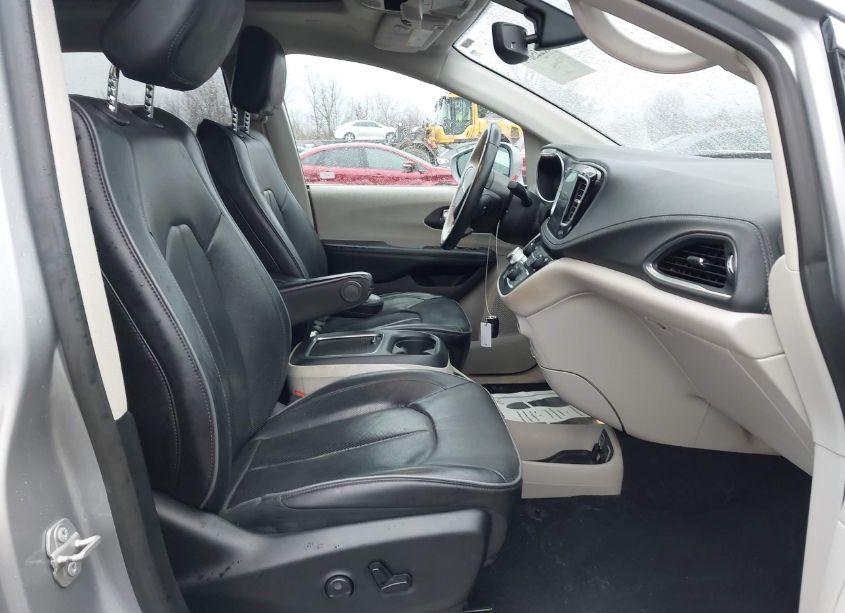 Photo 5 of 2020 Chrysler Pacifica LIMITED (VIN 2C4RC1GG7LR275723)