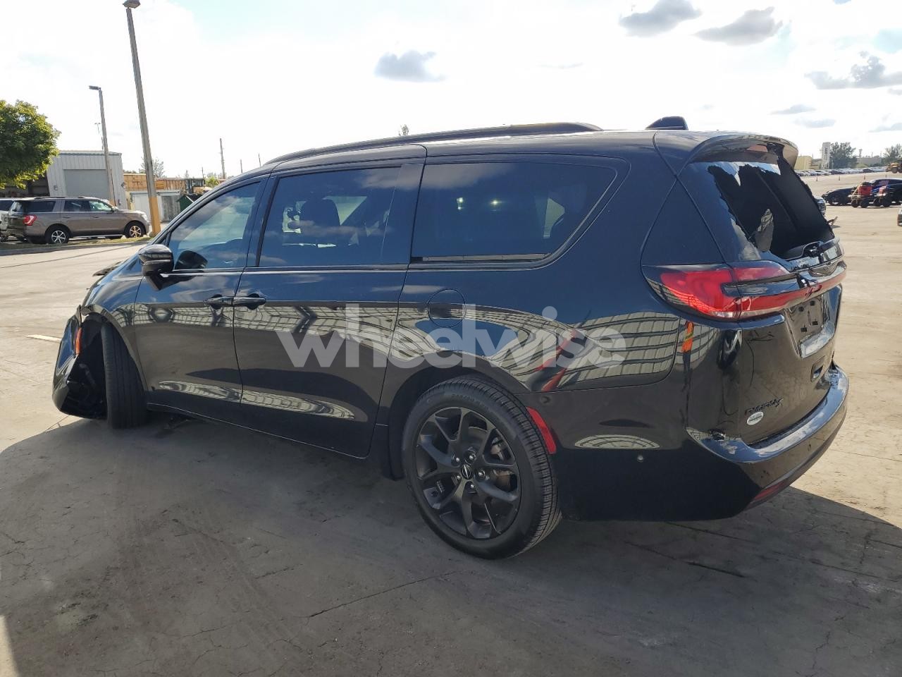 Photo 2 of 2025 CHRYSLER PACIFICA LIMITED (VIN 2C4RC1GG7SR535410)