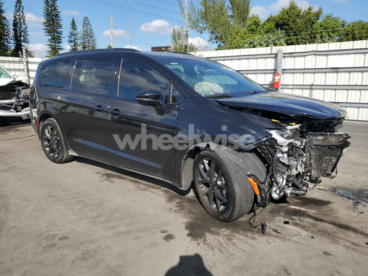 Photo 4 of 2025 CHRYSLER PACIFICA LIMITED (VIN 2C4RC1GG7SR535410)