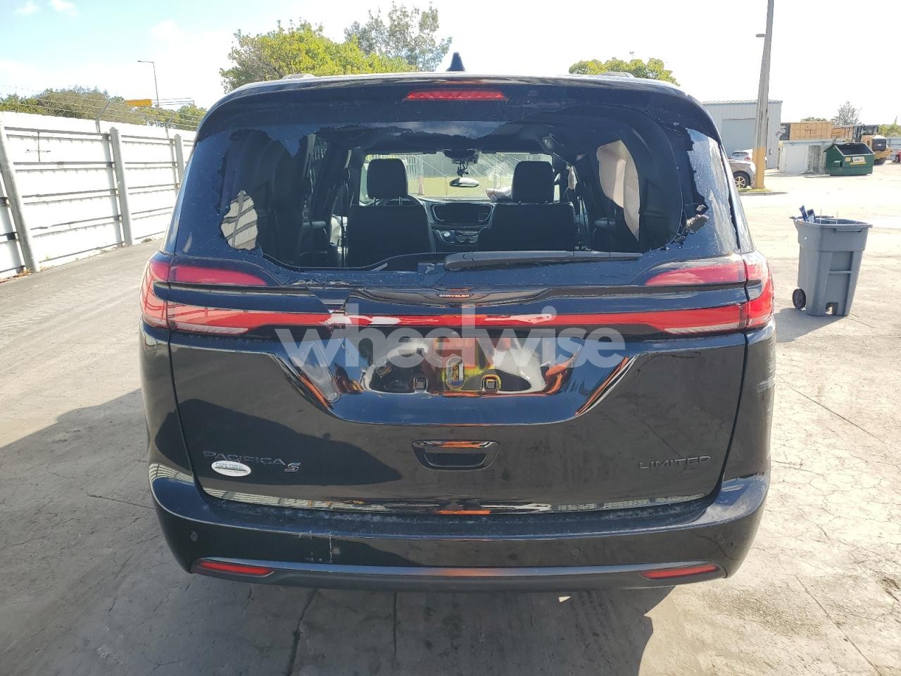 Photo 6 of 2025 CHRYSLER PACIFICA LIMITED (VIN 2C4RC1GG7SR535410)
