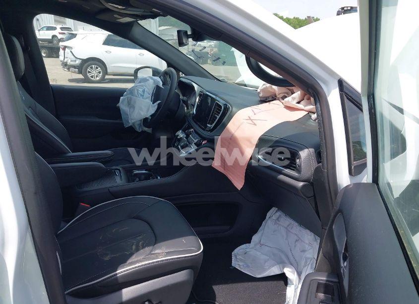 Photo 5 of 2025 Chrysler Pacifica LIMITED (VIN 2C4RC1GG7SR569489)