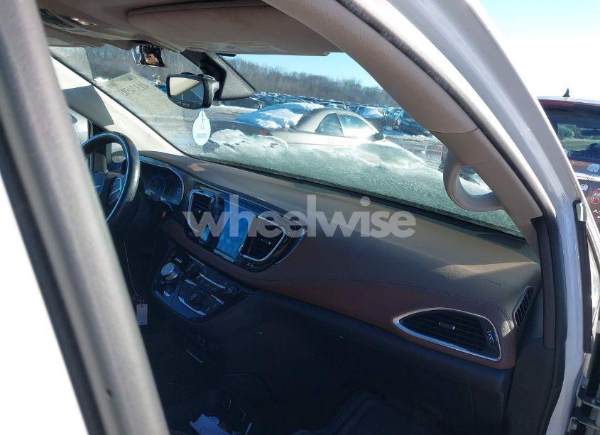 Photo 5 of 2017 Chrysler Pacifica LIMITED (VIN 2C4RC1GG8HR529771)