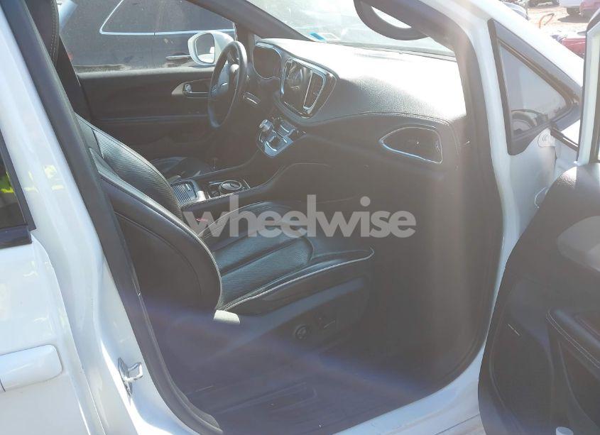 Photo 5 of 2022 Chrysler Pacifica LIMITED (VIN 2C4RC1GG8NR164956)