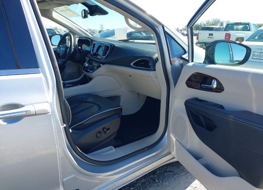 Photo 5 of 2023 Chrysler Pacifica LIMITED (VIN 2C4RC1GG8PR536475)