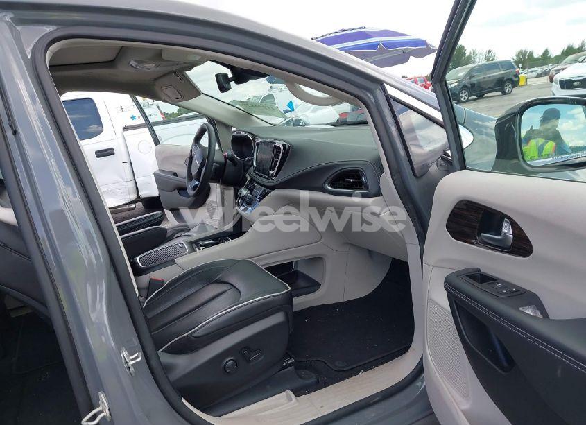 Photo 5 of 2023 Chrysler Pacifica LIMITED (VIN 2C4RC1GG8PR559478)