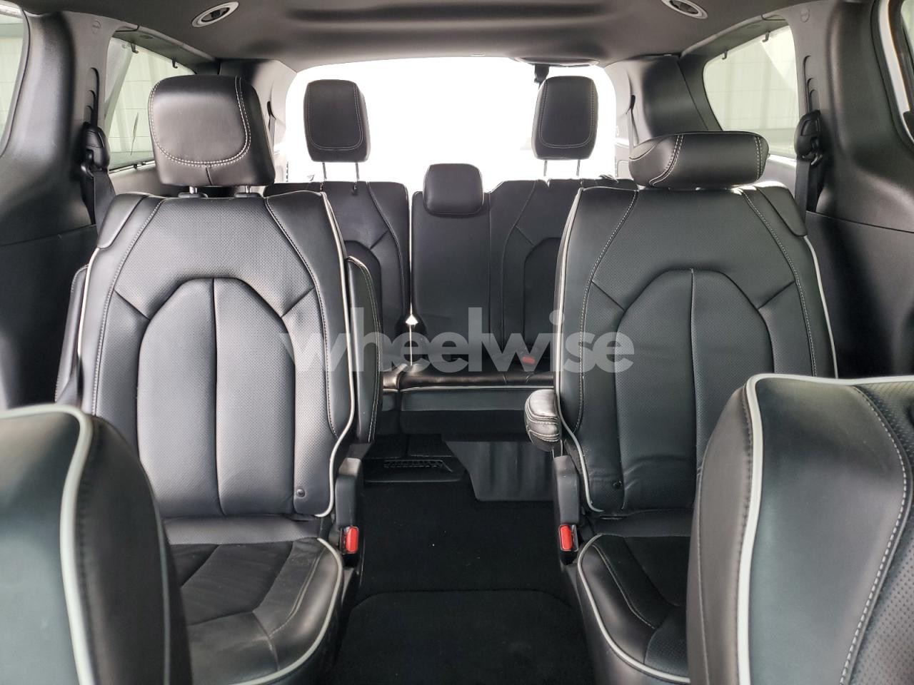 Photo 10 of 2025 CHRYSLER PACIFICA LIMITED (VIN 2C4RC1GG8SR552927)