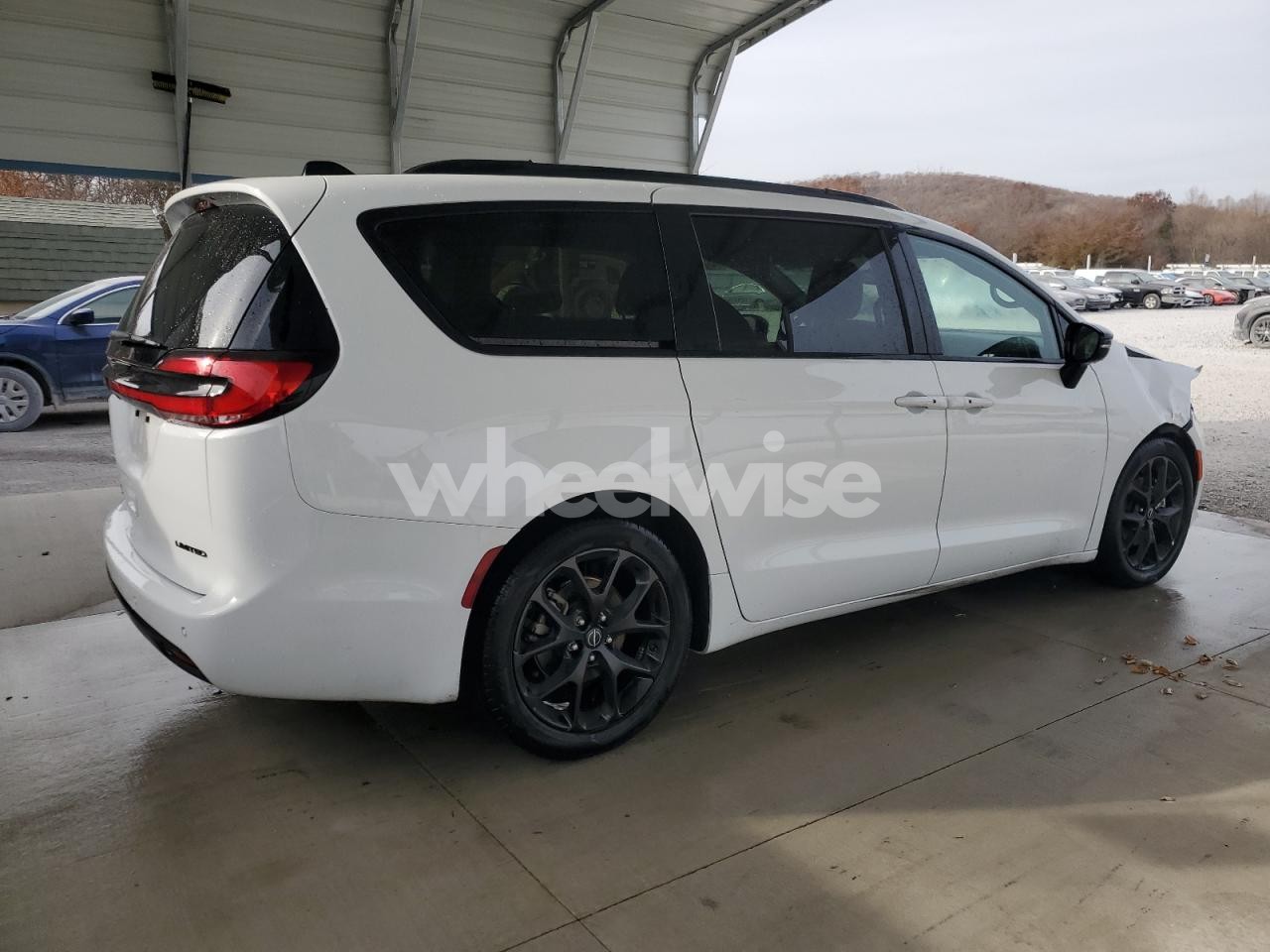 Photo 3 of 2025 CHRYSLER PACIFICA LIMITED (VIN 2C4RC1GG8SR552927)