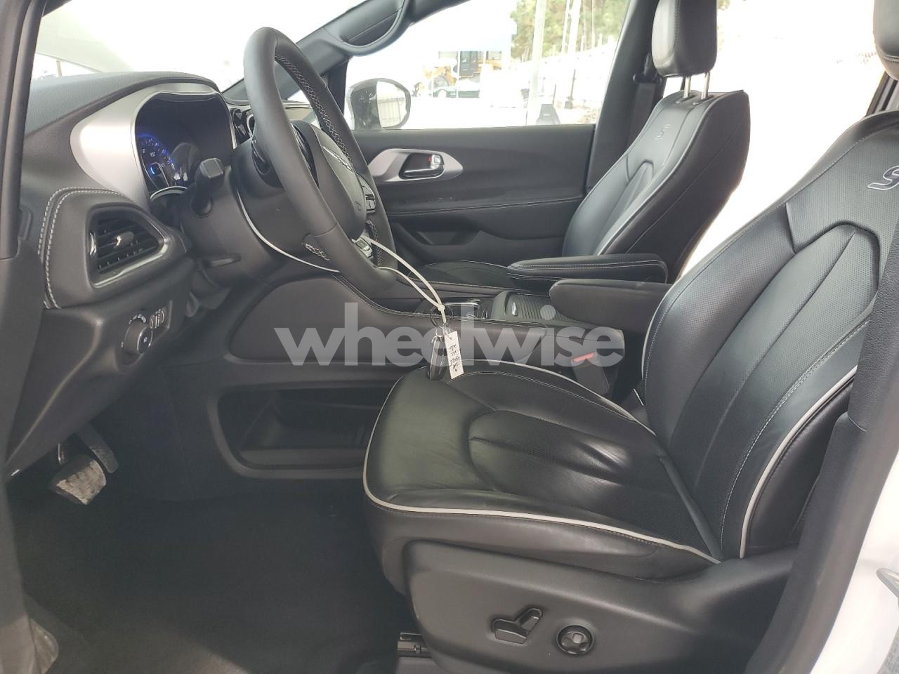 Photo 7 of 2025 CHRYSLER PACIFICA LIMITED (VIN 2C4RC1GG8SR552927)