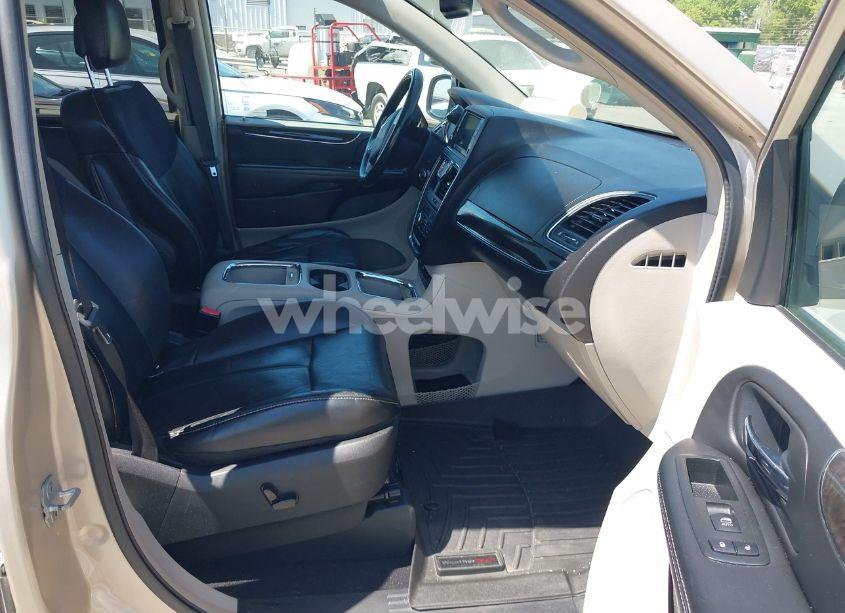 Photo 5 of 2014 Chrysler Town & COUNTRY LIMITED (VIN 2C4RC1GG9ER116219)