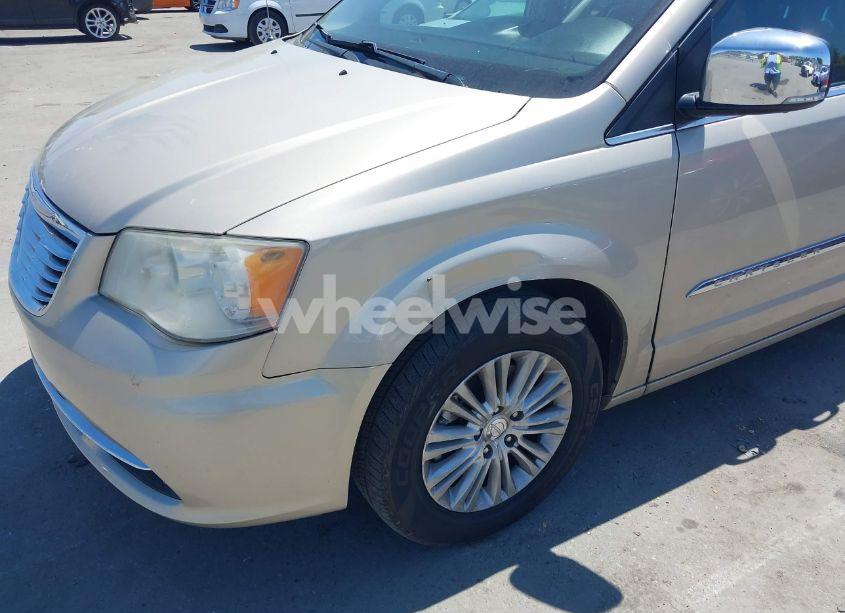 Photo 6 of 2014 Chrysler Town & COUNTRY LIMITED (VIN 2C4RC1GG9ER116219)