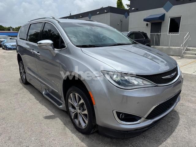 Photo 2 of 2019 CHRYSLER PACIFICA LIMITED (VIN 2C4RC1GG9KR643706)