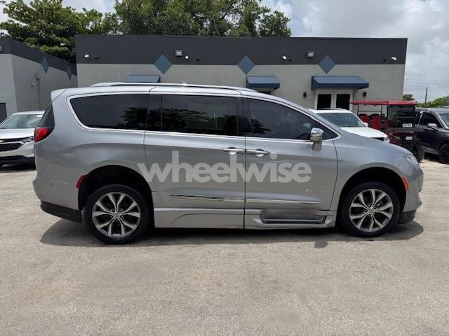 Photo 3 of 2019 CHRYSLER PACIFICA LIMITED (VIN 2C4RC1GG9KR643706)