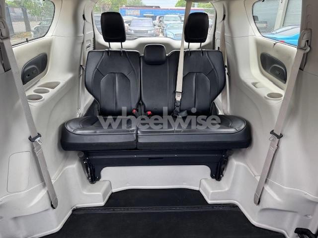 Photo 6 of 2019 CHRYSLER PACIFICA LIMITED (VIN 2C4RC1GG9KR643706)