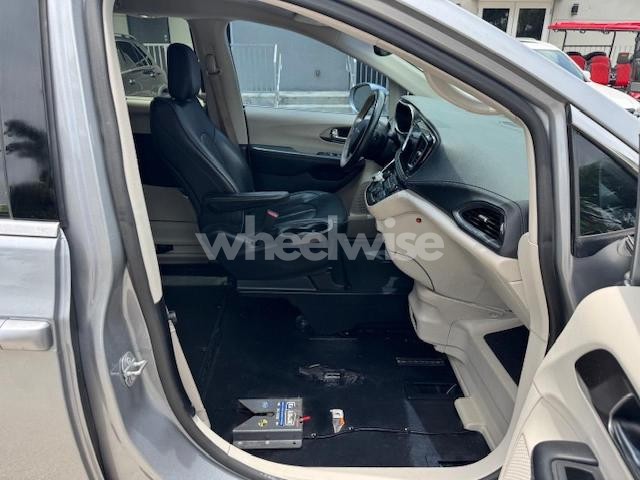 Photo 8 of 2019 CHRYSLER PACIFICA LIMITED (VIN 2C4RC1GG9KR643706)