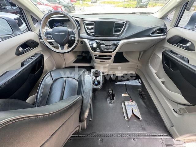 Photo 9 of 2019 CHRYSLER PACIFICA LIMITED (VIN 2C4RC1GG9KR643706)