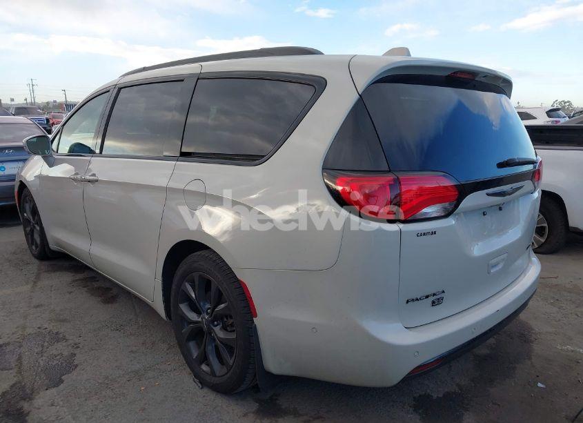 Photo 3 of 2019 Chrysler Pacifica 35TH ANNIVERSARY LIMITED (VIN 2C4RC1GG9KR746155)